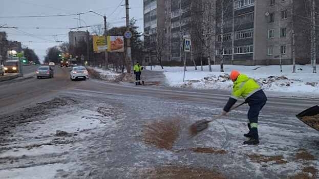 В Вологде устраняют скользкость на тротуарах