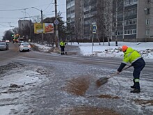 В Вологде устраняют скользкость на тротуарах
