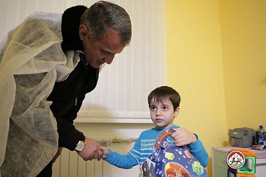 Президент Южной Осетии вручил подарки пациентам медучреждений