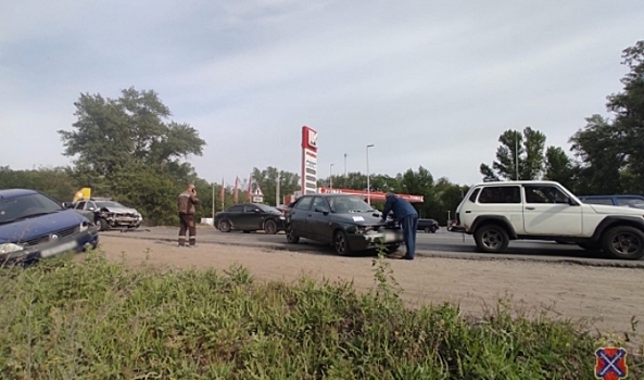 В Волгоградской области произошло массовое ДТП с участием трех автомобилей