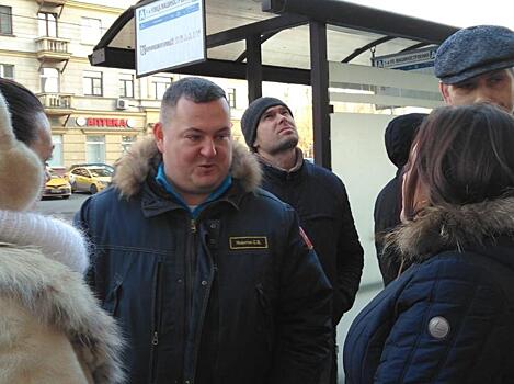 Глава управы Сергей Никитин по просьбе жителей посетил дом на Шарикоподшипниковской улице