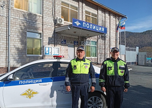 Госавтоинспекторы Хакасии оказали помощь жителям Абазы в тушении возгорания частного дома