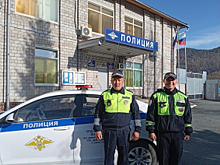 Госавтоинспекторы Хакасии оказали помощь жителям Абазы в тушении возгорания частного дома