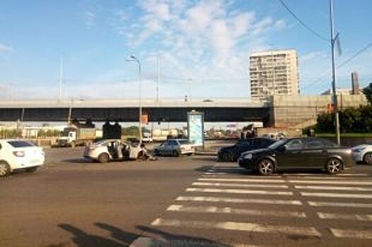 Под Володарским мостом в Петербурге столкнулись автомобили
