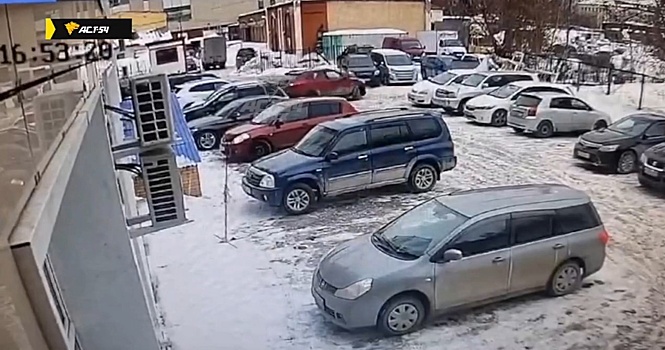 В Новосибирске женщина протаранила несколько припаркованных машин