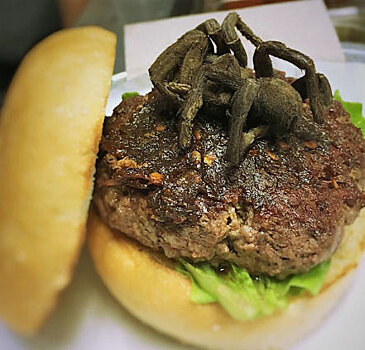 Американская забегаловка предложила посетителям бургер с тарантулом