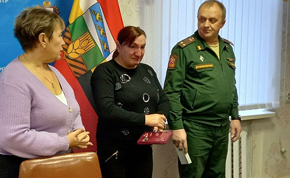 В Курской области матери погибшего в СВО военнослужащего вручили его Орден Мужества