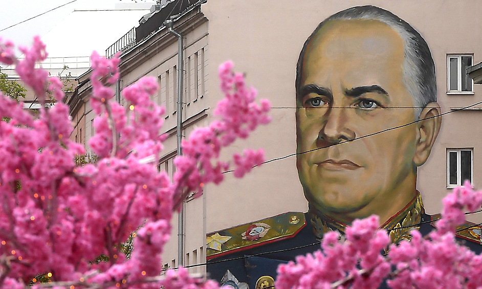 В 2020 году самый большой в мире портрет маршала Георгия Жукова украсил дом на Арбате. Площадь портрета составила более 250 квадратных метров. 