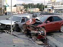 В Екатеринбурге водитель Форд Фокус не пропустил машину на светофоре