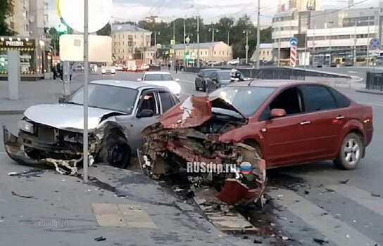 В Екатеринбурге водитель Форд Фокус не пропустил машину на светофоре