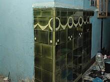 «Гэнгъ» вместе с петербуржцами очистили настенную плитку начала XX века в парадной доходного дома Любищевой