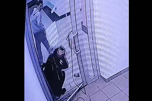 Россиянин пробил стеклянную дверь в подъезде ЖК головой девушки и попал на видео