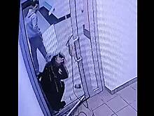 Россиянин пробил стеклянную дверь в подъезде ЖК головой девушки и попал на видео