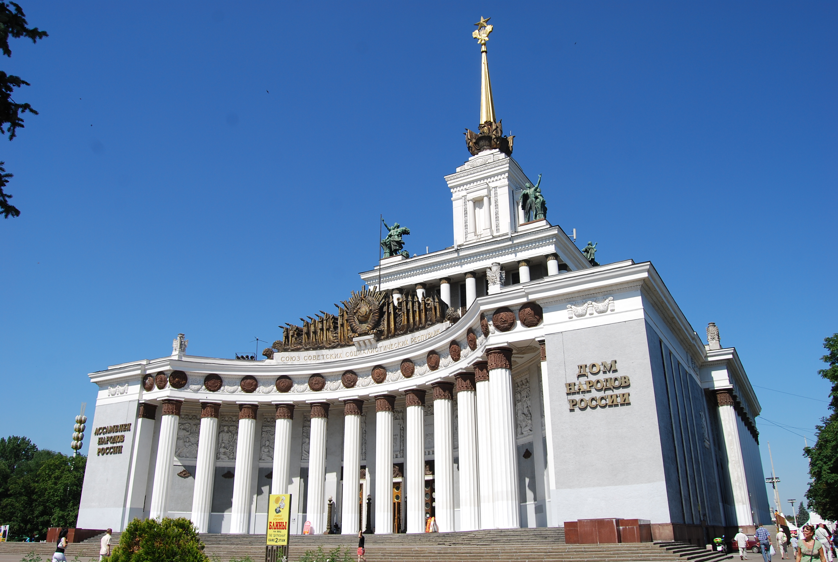 ВДНХ в Москве теперь работает до полуночи