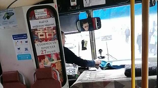 В Балакове водитель высадил из автобуса женщину с ребенком, поспорившую в какую дверь входить