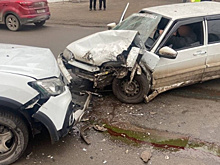 В Самаре 24 ноября на улице Алма-Атинской столкнулись "Рено" и ВАЗ-2114