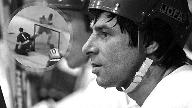 Эффектный гол советского хоккеиста Харламова. Он находился за воротами, но сумел забить Канаде на чемпионате мира