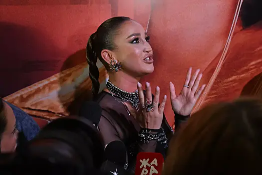 Ольга Бузова поужинала при свечах и похвасталась большим букетом белых роз