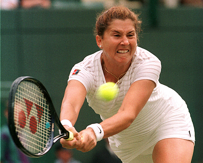 Селеш поедала картофельные чипсы, бургеры и другую нездоровую пищу. Ей удалось справиться с обжорством только с помощью специалистов. 