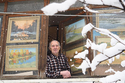 Здесь живет художник: московский пенсионер делится с прохожими прекрасным