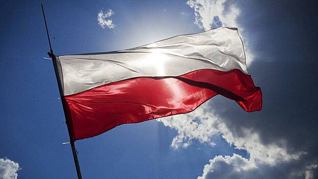 Неуместно: флаг Польши сняли с мемориала в Катыни