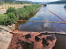 Утечку нефтепродуктов из танкера выявили на реке Лене в Иркутской области