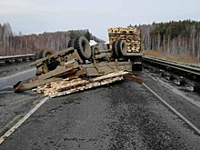 Дорожники пострадали после опрокидывания прицепа с досками в Удмуртии