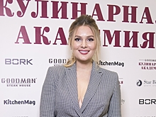 Образ дня: молодая мама Мария Кожевникова с глубоким декольте и аппетитным бюстом на кулинарном мастер-классе