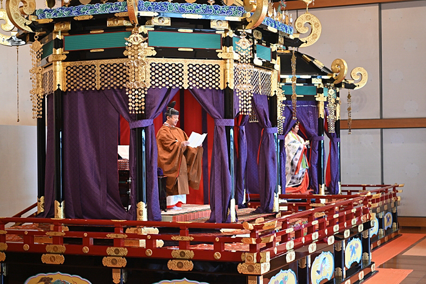 Еще в древние времена обряд интронизации императора Японии был частью церемонии передачи трона. Первые упоминания о процедуре появились в сборнике законов 718 года Кодексе Ёро в разделе, посвященном божествам Неба и Земли