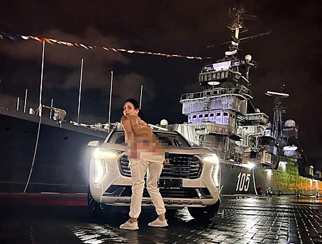 Россиянка оголилась на фоне крейсера «Михаил Кутузов» и лишилась денег