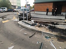 "Ты не ты, когда голоден": в Твери внедорожник протаранил рекламный щит в МакАвто
