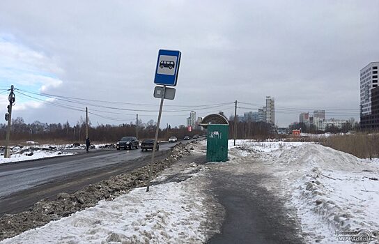 В Екатеринбурге дорожники засыпали снегом автобусную остановку