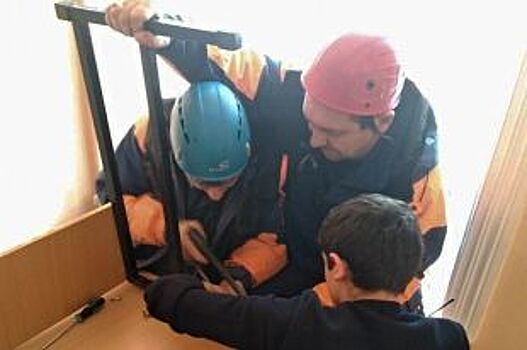 Спасатели распилили школьную парту, чтобы спасти ученика в Грозном