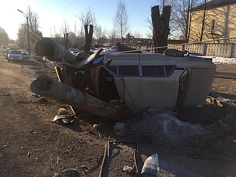 Под Тверью автомобиль врезался в опору ЛЭП