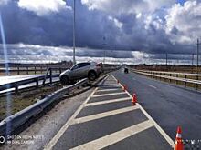 Под Зеленоградском автомобиль BMW повис на дорожном ограждении