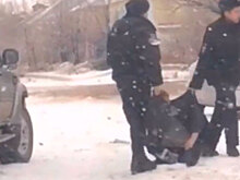 МВД проверит видео, где алтайские полицейские избивают инвалида на костылях