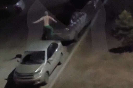 В Иркутске полуголый мужчина прыгал на машинах и пытался поджечь чужую квартиру
