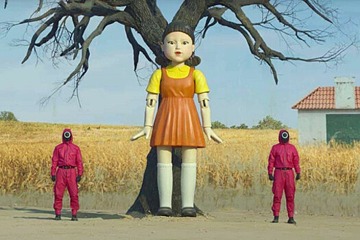 На Хэллоуин Netflix установил в Лос-Анджелесе куклу-убийцу из "Игры в кальмара"