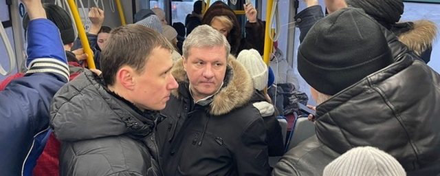 Мэр Архангельска пересел на общественный транспорт