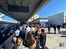 Участники ПМЭФ стоят в очереди на ПЦР-тест на Московском вокзале Петербурга