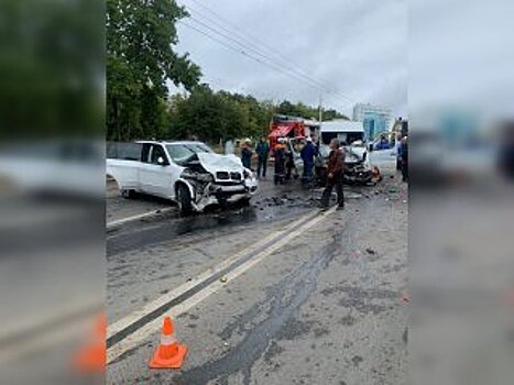 В Уфе при столкновении легкового автомобиля и фургона пострадали четыре человека