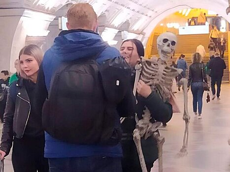 Пассажиры заметили скелет на станции метро "Белорусская"