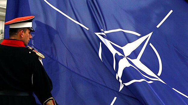 НАТО "давит" на границы России