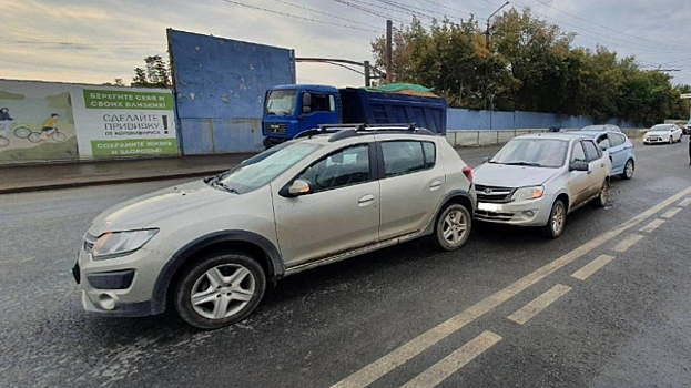 В Саратове женщину доставили в больницу после столкновения трех машин