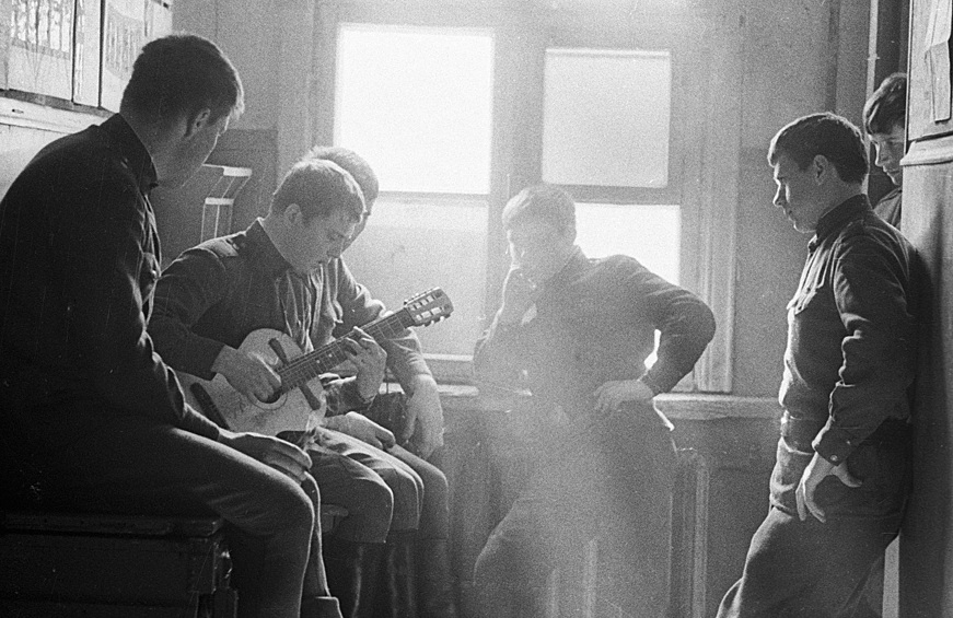 Пограничники играют на гитаре во время отдыха, 1971.
