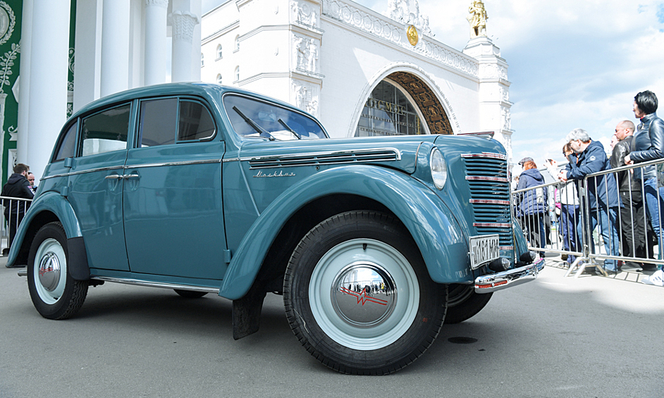 Москвич-400 — советский автомобиль 1-го поколения, выпускавшийся на Заводе малолитражных автомобилей в Москве («ЗМА», впоследствии — «МЗМА») с декабря 1946 по 1954 год. Первый массовый легковой автомобиль, продававшийся в СССР для индивидуального использования