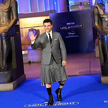 Оскар Айзек повторил легендарный образ в килте на премьере сериала «Лунный рыцарь» от Marvel