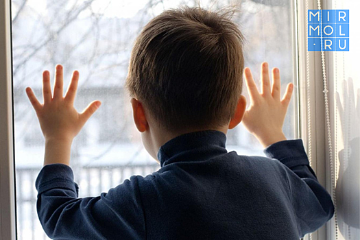 В Дербенте из окна многоэтажного дома выпал 4-летний ребенок