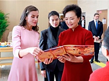 Пэн Лиюань и королева Испании Летиция посетили Демонстрационный центр по обслуживанию лиц с ограниченными возможностями