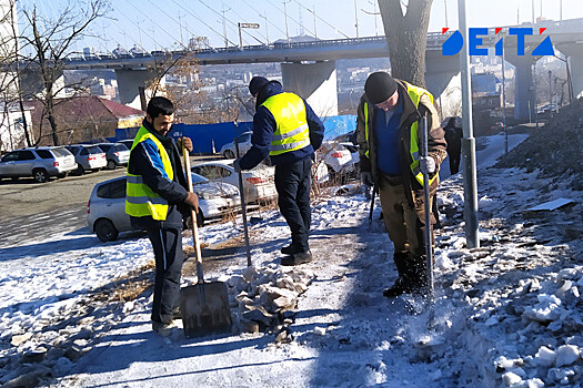 Более 70 предостережений вынесли управляющим компаниям Владивостока за плохую уборку снега